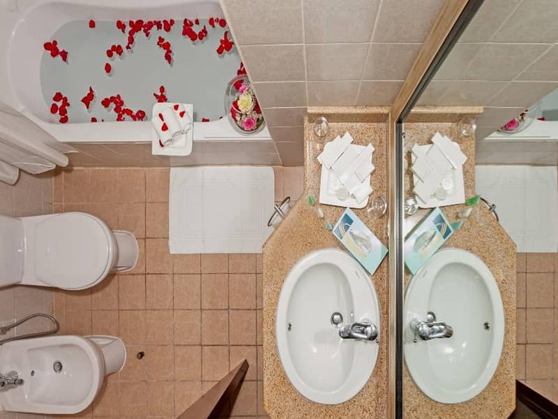 9 Bathroom with Bathtub