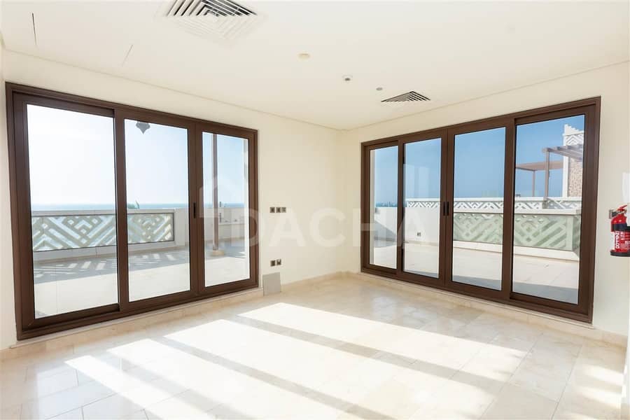 11 Luxury villa on Palm Jumeirah / Vacant on transfer