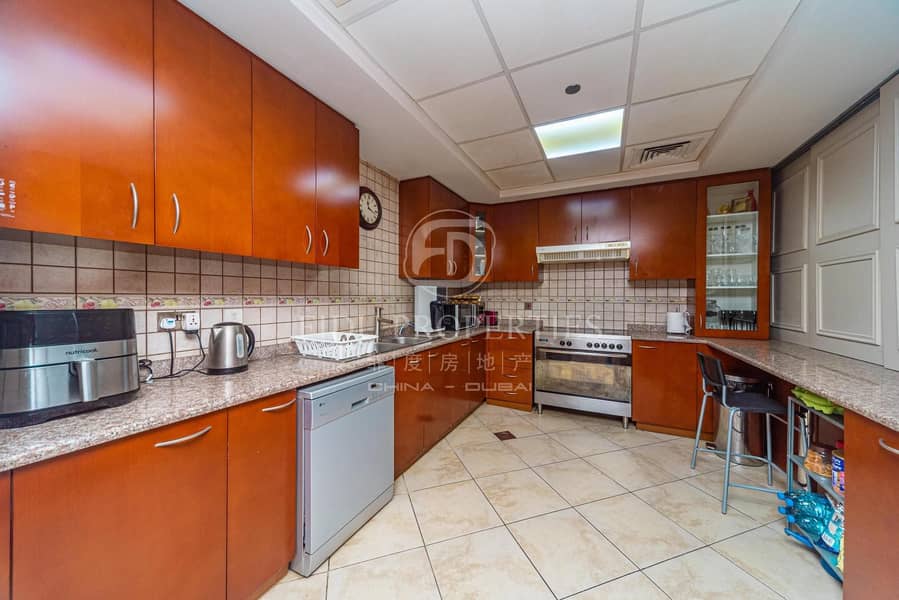 12 Spacious | Upgraded | Terraced apt | Open View