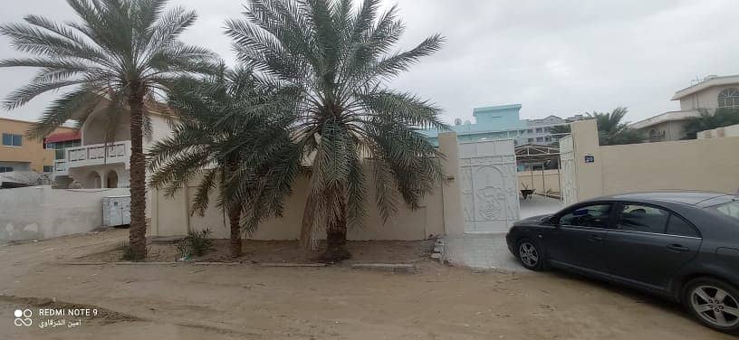Villa for rent ground floor 10000 feet in Al Rawda 60000 thousand 3 master rooms, a board, a hall and an annex