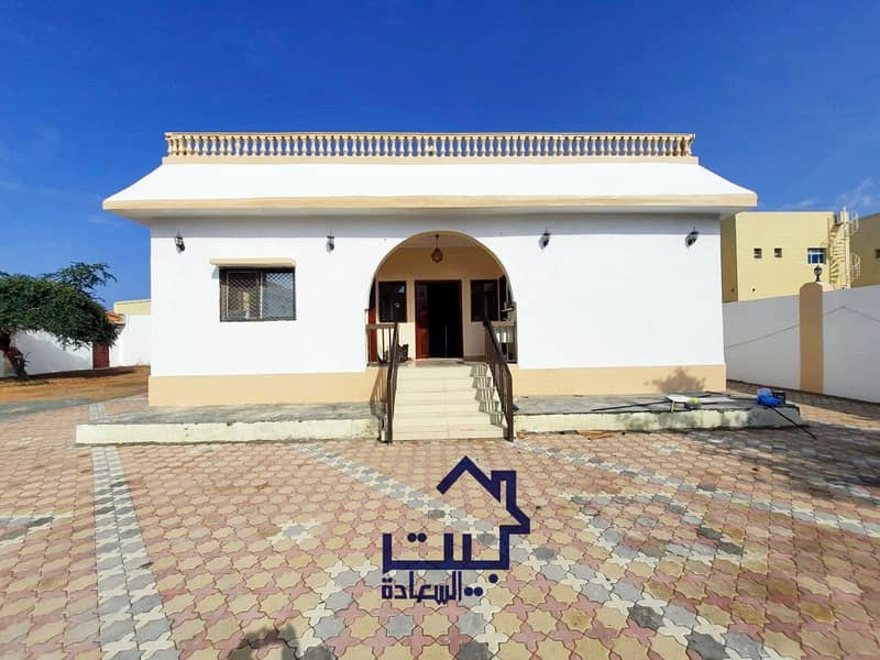 Villa for rent ground floor 10000 feet in Al Rawda 55000 thousand 3 master rooms, a board and a hall