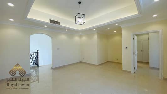 فیلا 5 غرف نوم للايجار في ند الحمر، دبي - فیلا في ند الحمر 5 غرف 220000 درهم - 5687619