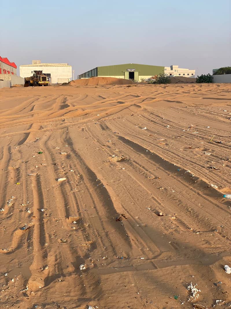 أرض + ميزانين +٢ أرض صناعية ٤٣٥٧٨ قدم مربع في موقع متميز في الإمارات العربية المتحدة المنطقة الصناعية الحديثة في أم القيوين