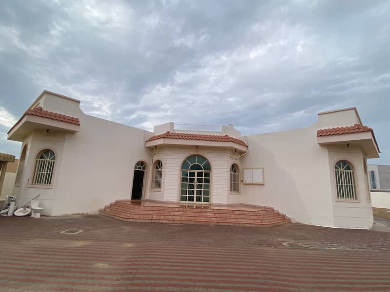 Ground floor villa with three rooms in Al Qarayen