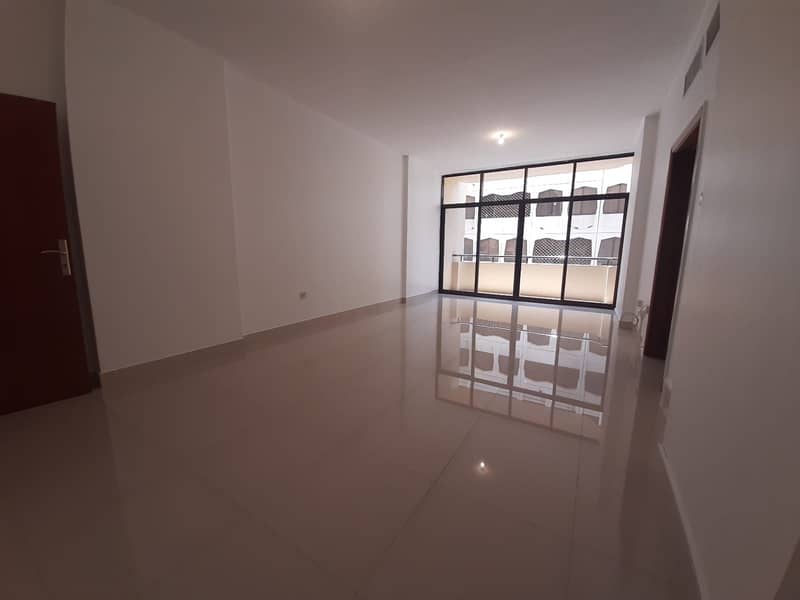 شقة في شارع حمدان 3 غرف 68000 درهم - 5506523