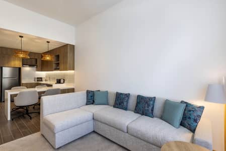شقة 2 غرفة نوم للايجار في القرهود، دبي - Two Bedroom Suite Living Room with Kitchenette