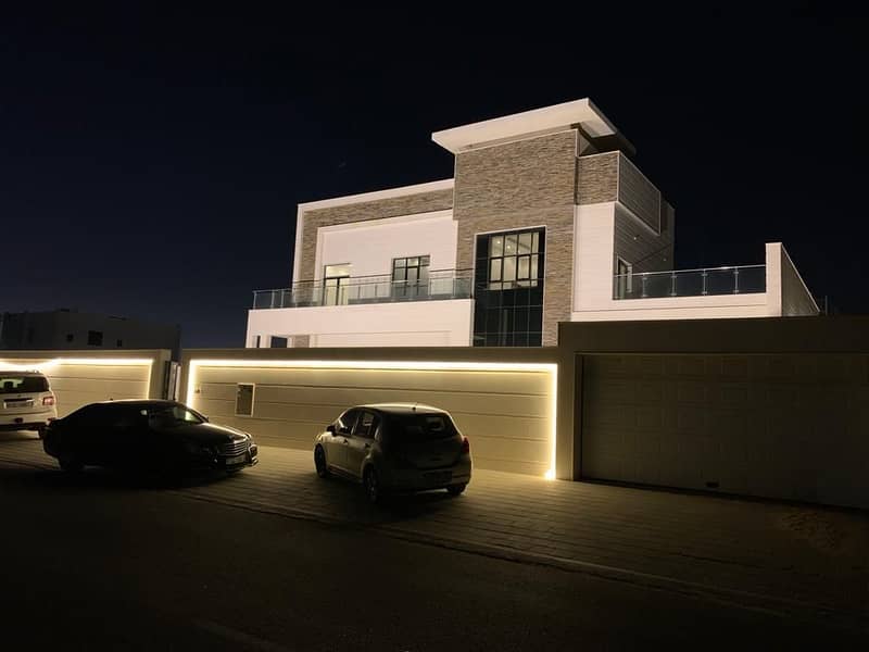 Villa for sale in Sharjah. You have freedom. With electricity and all services. Central air conditioning.