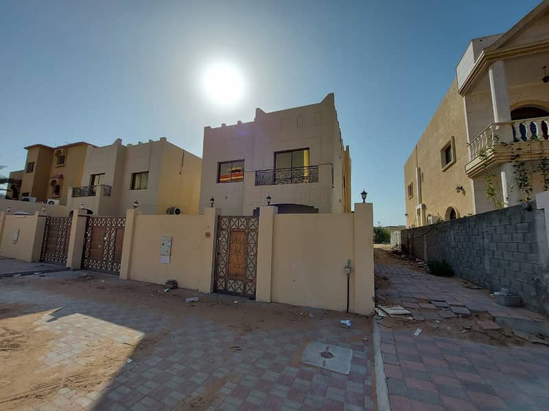 Villa for rent in Ajman, Al Mowaihat 2
 It consists of 5 rooms, a hall and