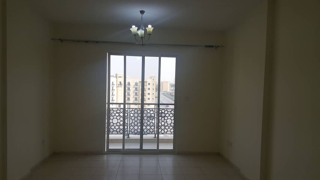 شقة في الحي الإماراتي،المدينة العالمية 1 غرفة 30000 درهم - 5731114