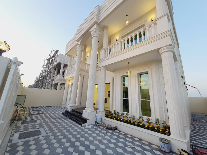For sale, a very luxurious and elegant villa, close to all services. .