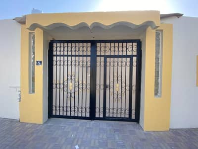 Two storey house five rooms two floors clean in Ghafia