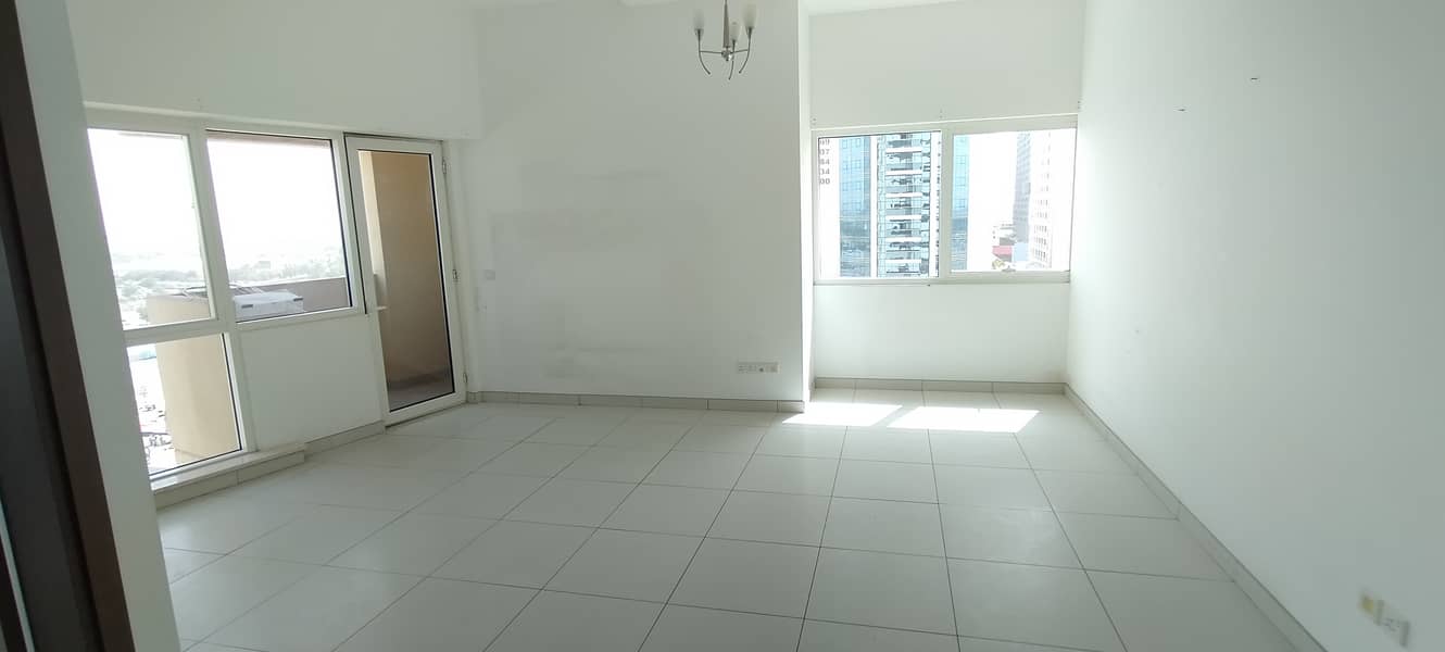 Like brand new 2bhk with All facilities in Dubai land area rent 42kin 4/6 cheaques