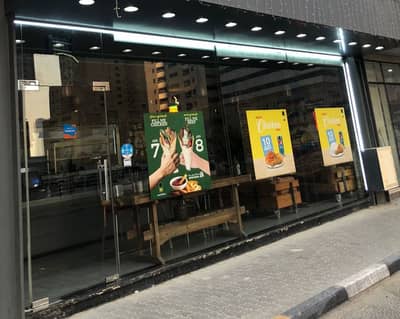 Shop for Sale in Al Khan, Sharjah - For sale a restaurant specializing in making burgers according to the American way, full of equipment, new, decorations, excellent location