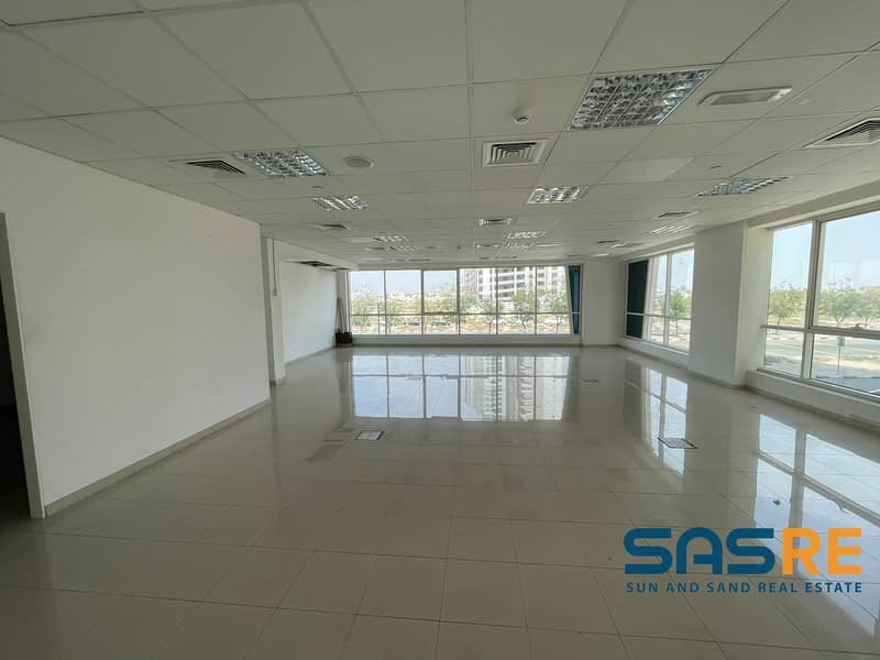 Bright and Spacious office with 3 parkings