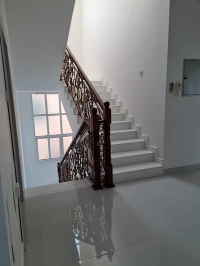For sale villa in Al-Yash, two floors, the ground floor consists of a council, a hall, a master bedroom, a kitchen, a storeroom, and a maid's room. .
