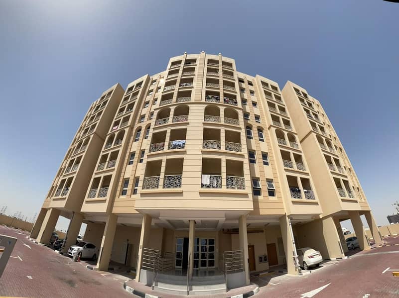 مبنى سكني في بناية بركة مجمع دبي الصناعي 39000000 درهم - 5843366