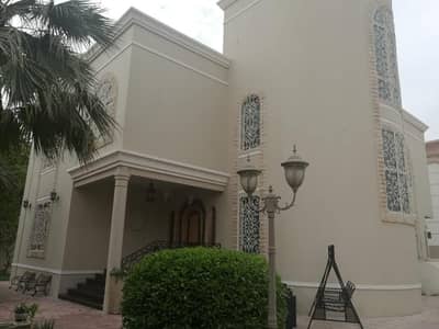 For sale villa in Al Quoz opposite the garden, a great location on Qar Street double-edged Ground floor master room hall board kitchen Maid's room ver