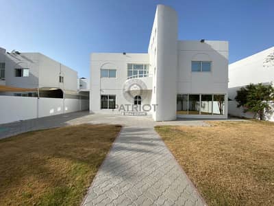 4 Bedroom Villa for Rent in Al Garhoud, Dubai - Huge  4 BR independent  Villa with  Garden
