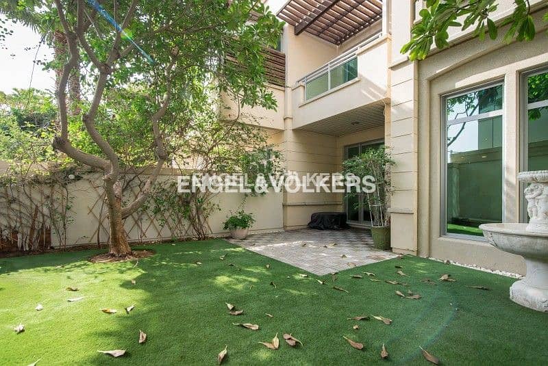 Rare Townhouse In Marina With Private Garden
