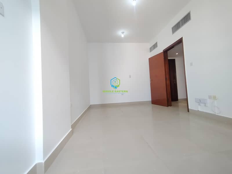شقة في شارع الوحدة (شارع دلما)،الوحدة 1 غرفة 38000 درهم - 5895648