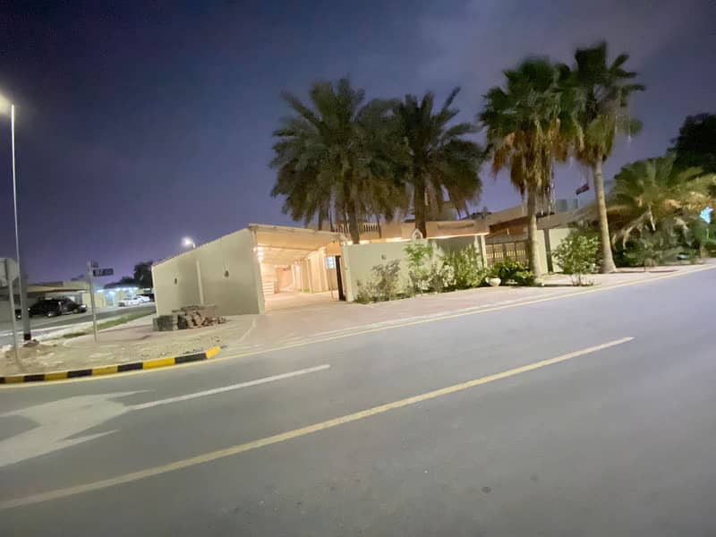 Villa for rent in Ajman, Mushairif area ground floor It consists of 3 rooms, a board and a hall with air conditioners It has a room, bathroom and kitc