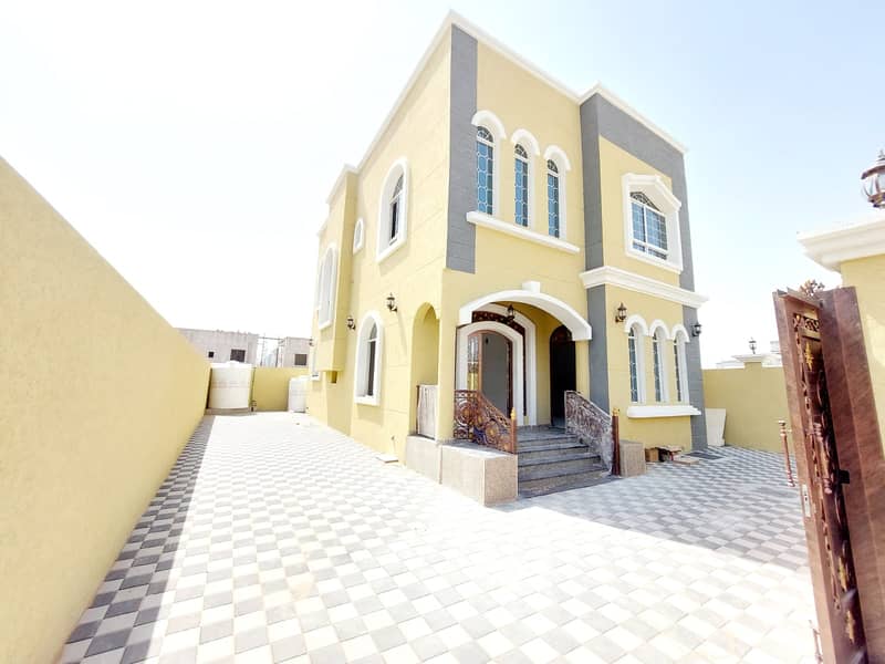 Magnificent villa, beautiful design, with garden, high-quality finishes, super deluxe, excellent location directly on the street, at a very affordable