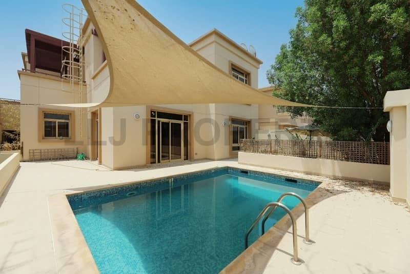 Single row ,  5 bedroom villa with private pool !