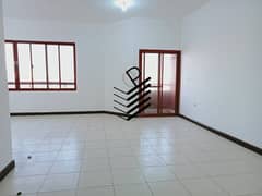 شقة في شارع المطار 3 غرف 65000 درهم - 5858335