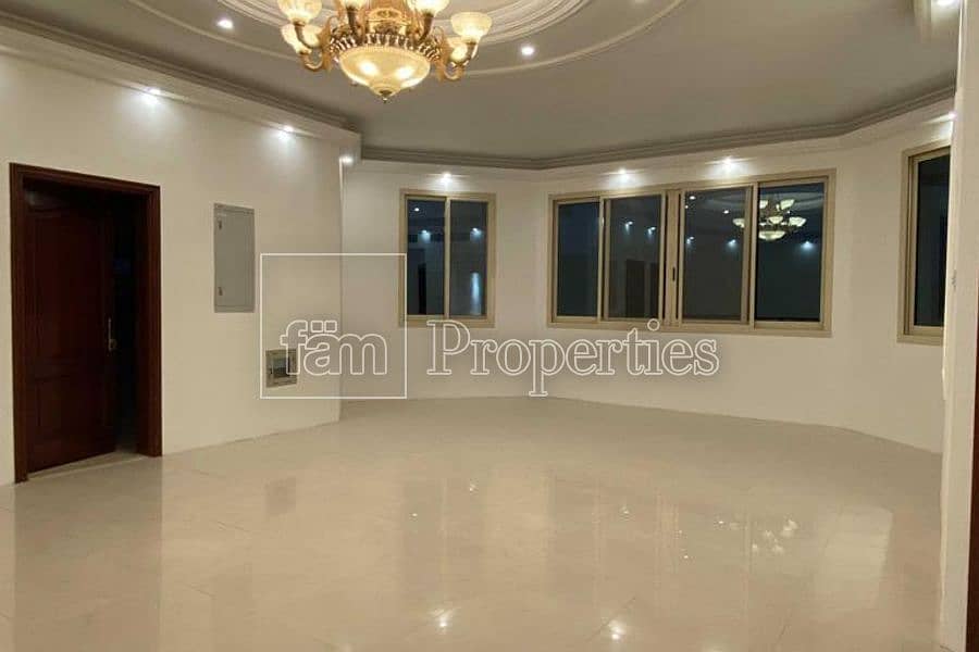 Luxurious villa/Well mantained/Corner plot