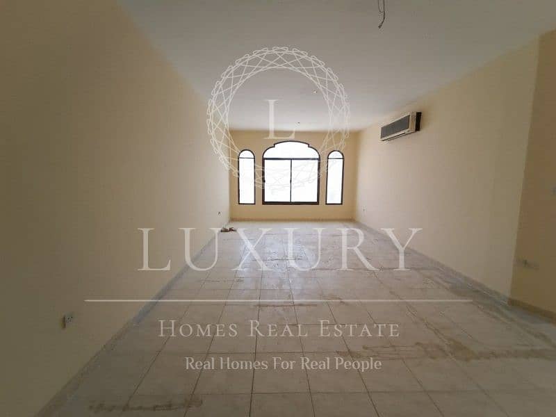 5 Bedrooms Duplex Villa with Private Entrance for Rent in Jimi