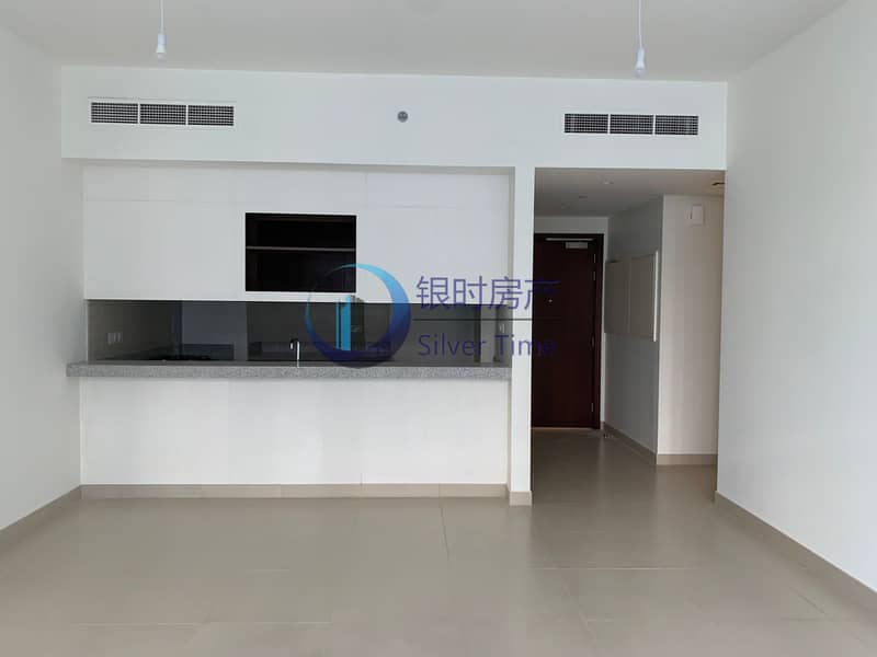 Rented Unit | Pool View | Kitchen Equipped