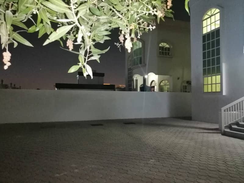 Villa for rent, corner of two streets, in Al-Rawda area, residential and commercial.