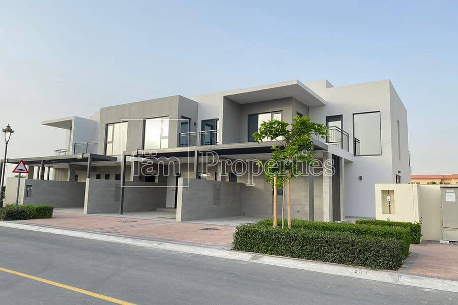 Modern villa with maid room & amenities