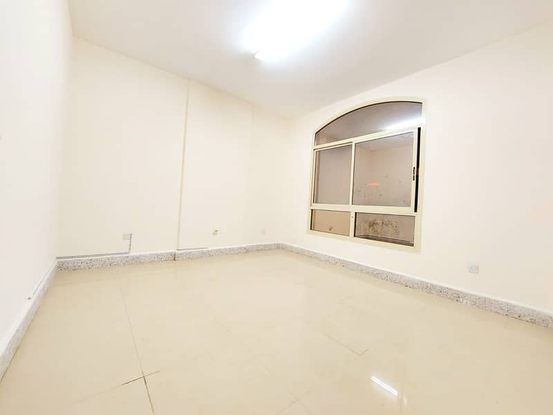 شقة في شارع المطار 1 غرفة 32000 درهم - 5948667