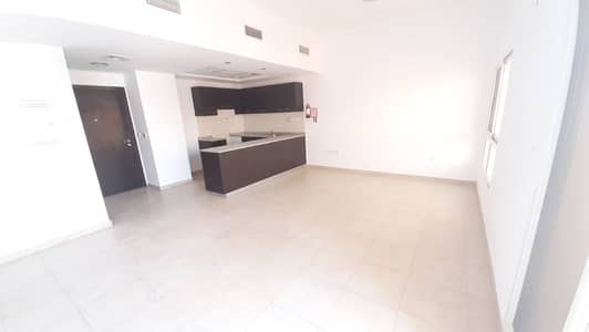 2 Bedroom Apartment for Rent in Remraam, Dubai - 2Beds Apt with Open Kitchen and Balcony