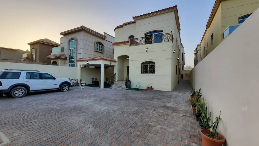 For sale villa on an asphalt street with electricity, water and air conditioners, very clean and tidy, freehold for all nationalities without down pay