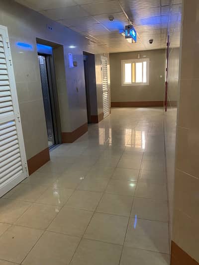 Building for Sale in Muwaileh, Sharjah - or sale a building in Muwailih, a ground floor, 2 parking spaces, and 5 floors, with an area of ​​13,000 square feet, with a number of