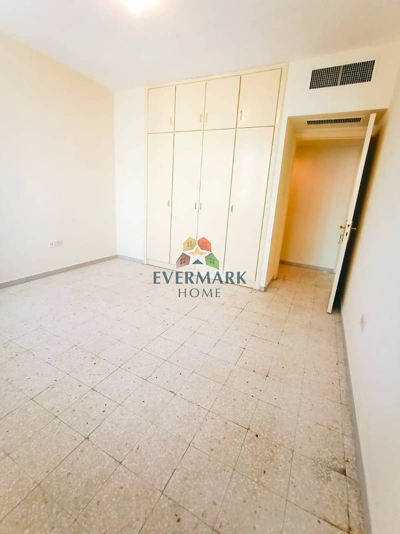شقة في شارع الشيخ خليفة بن زايد 2 غرف 52000 درهم - 5971872