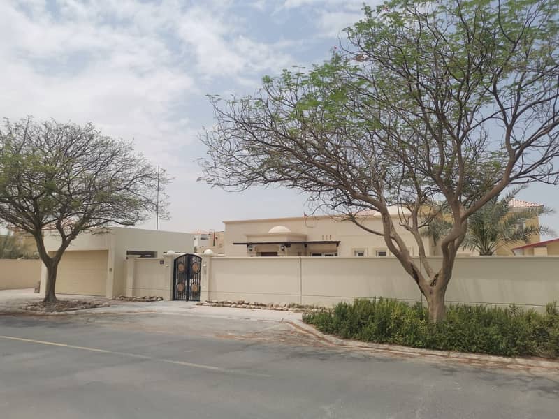 Villa for sale in Al Warqa'a 4, consisting of 4 bedrooms and annexes