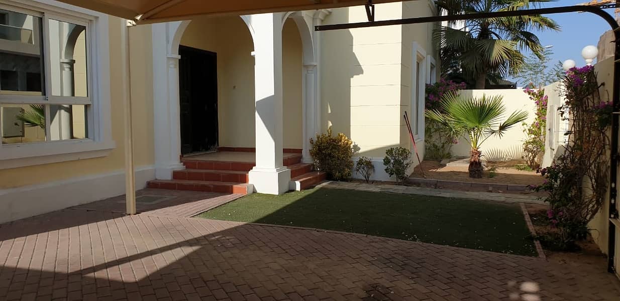 Beautiful newer villa with lovely garden and shared pool in jumeirah (al bada)