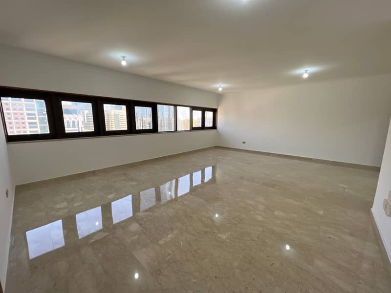 شقة في شارع الشيخ خليفة بن زايد 4 غرف 115000 درهم - 5946061