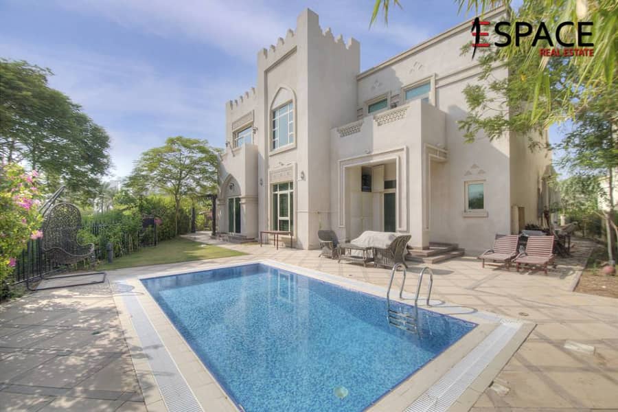 Backing onto Park | Exceptional 4 Bed Villa