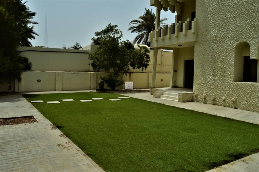 Beautiful 5 BR Villa with Maids room available in Jumeirah