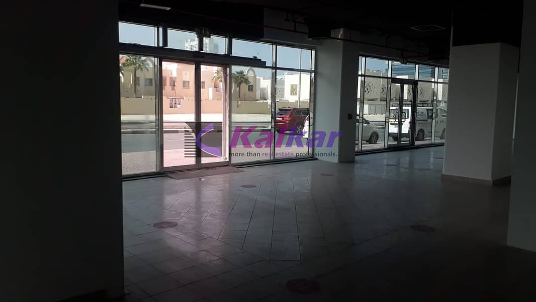 SPACIOUS SPACE IN GROUND FLOOR IN FAMILY BUILDING SUITABLE FOR SUPERMARKETS / MINI MART / RETAIL / GYM IN AL BARSHA