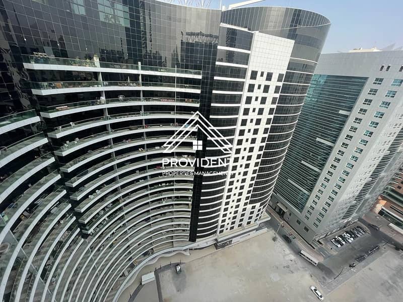 Modern 4BR Penthouse  | POOL & GYM | High Floor