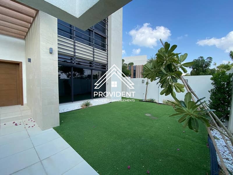 Mid Unit | Large Layout | Spacious 4 Bed Room Villa | Huge Balcony