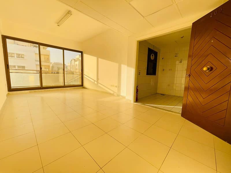شقة في شارع الوحدة (شارع دلما)،الوحدة 1 غرفة 36000 درهم - 5948529