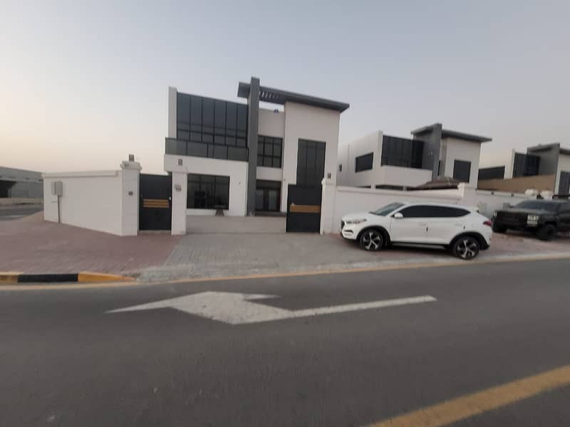 Villa for rent in Ajman, Al Raqeeb area Corner of two streets, very special location Spacious area