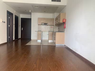 UN Furnished   / 880 Sq. Ft / 36k Yearly