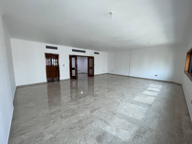 شقة في شارع حمدان 4 غرف 100000 درهم - 6021149